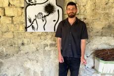 Amaury de Taste devant une de ses œuvres 