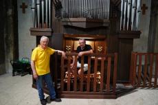Orgue Verschueren et Jean Deloye et son assistant organiste.