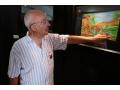 Philippe Muro commentant une de ses oeuvres de l'exposition