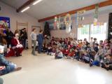 les petits chantent pour lr père Noël et leurs parents