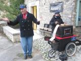 Lucas Boregard, nana et leur orgue de barbarie