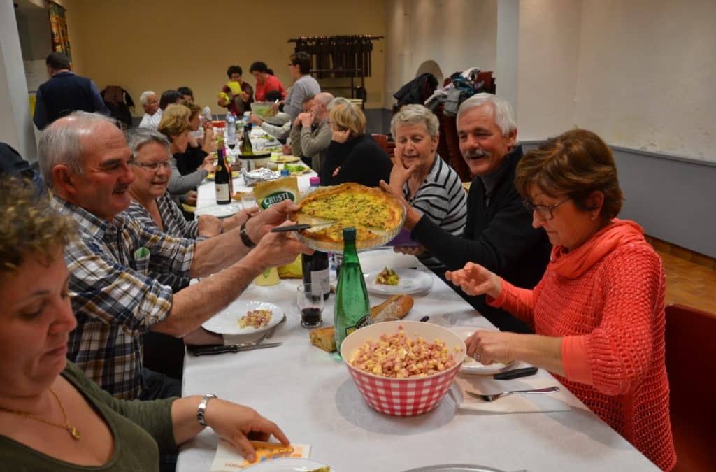 GAITÉ ET CONVIVIALITÉ AUTOUR D’UN REPAS POUR LE COMITÉ DE JUMELAGE.
