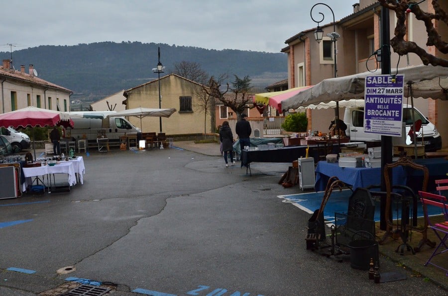 LA PLUIE FAIT FUIR LES MARCHANDS