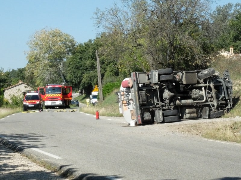 UN CAMION DE FUEL SE RENVERSE