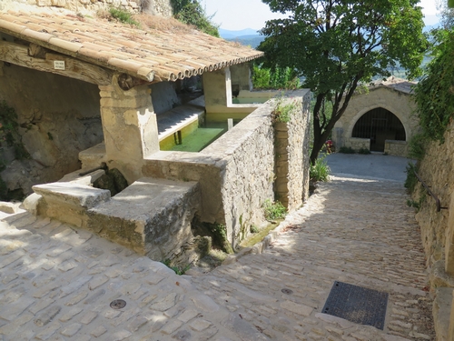Le lavoir et la chapelle de Crestet Le lavoir et la chapelle de Crestet