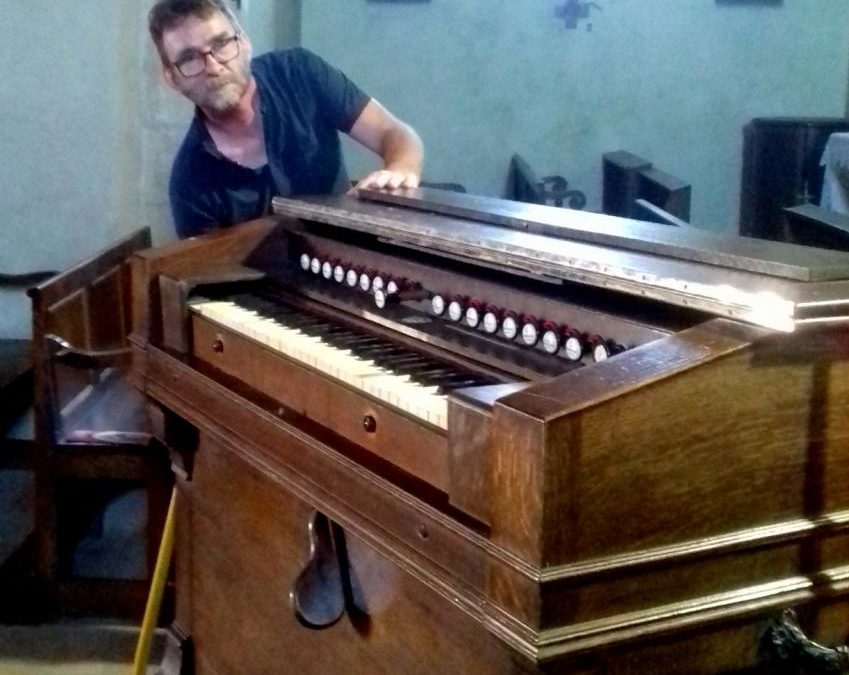 RELEVAGE DE L&rsquo;HARMONIUM DE L’ÉGLISE DE PUYMÉRAS