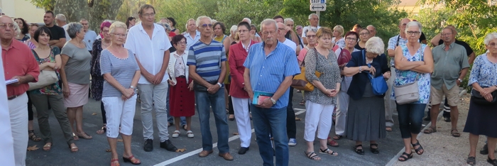 200 personnes à l'apéritif 200 personnes à l'apéritif
