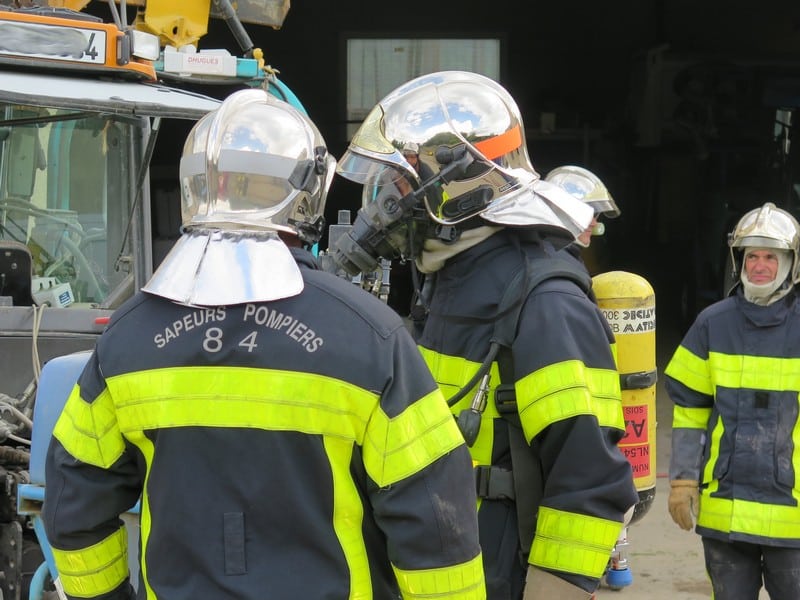UN CHARIOT ÉLÉVATEUR PREND FEU
