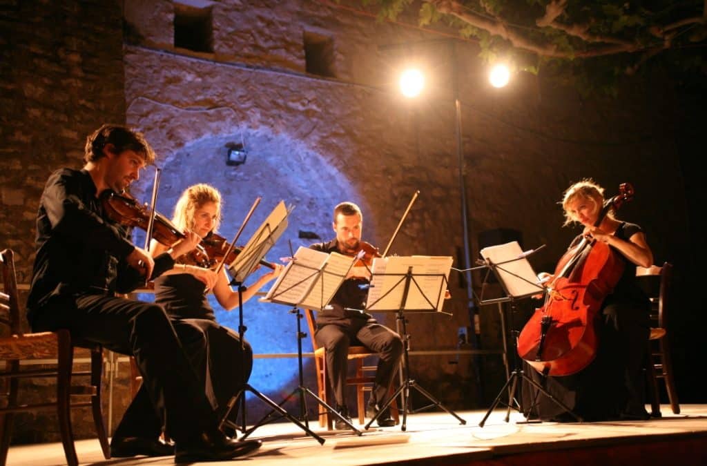 MUSIQUE DANS LES VIGNES SOUS LE CHARME DES PLATANES A SEGURET