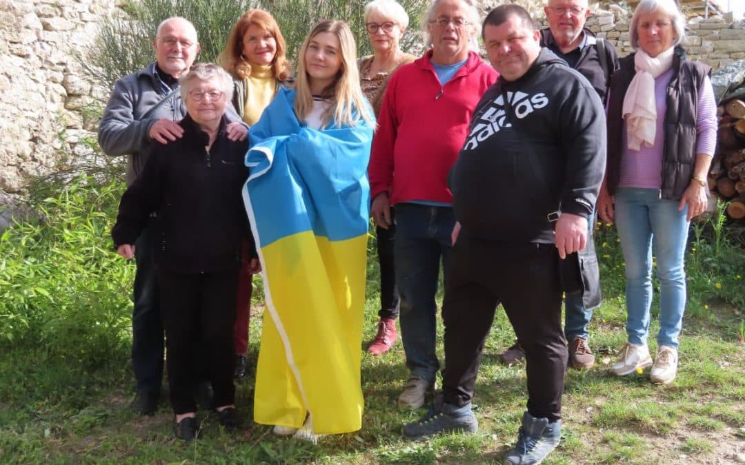 LE DRAPEAU UKRAINIEN FLOTTE AU-DESSSUS DU CHÂTEAU