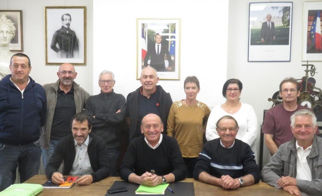 LES OPPOSANTS AU PARC NATUREL RÉGIONAL DU VENTOUX MANIFESTENT LEUR DÉSAPPROBATION