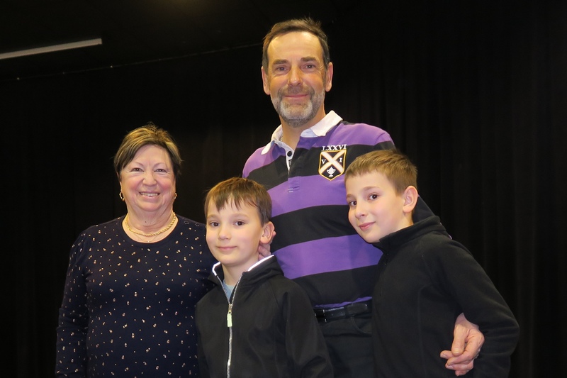 Maévan, Maxence et Michel Fert avec la présidente du club vaisonnais.