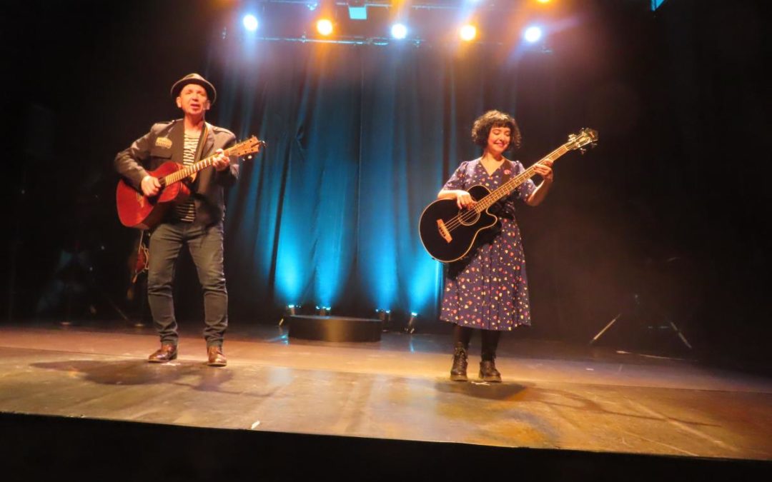 LILI CROS ET THIERRY CHAZEL RECOIVENT UNE OVATION DE LEUR PUBLIC