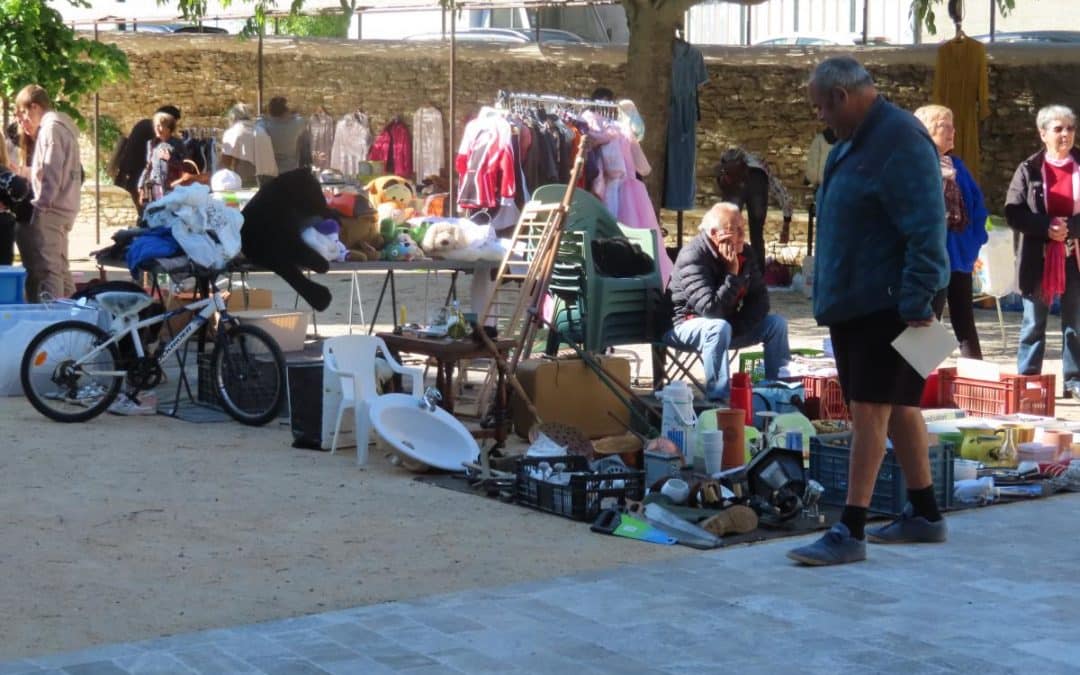 UN VIDE GRENIER TRÈS RÉDUIT