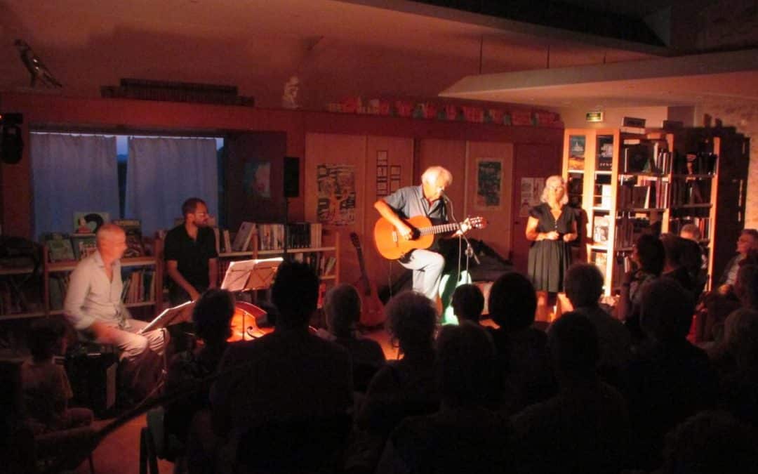 BERNARD DEBROUX FAIT CHANTER LE PUBLIC