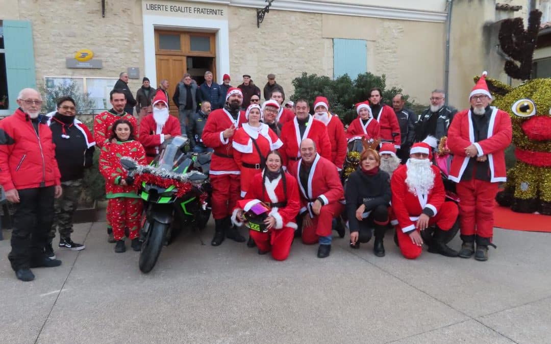 INVASION DE PÈRES ET MÈRES NOËL DEVANT LA MAIRIE