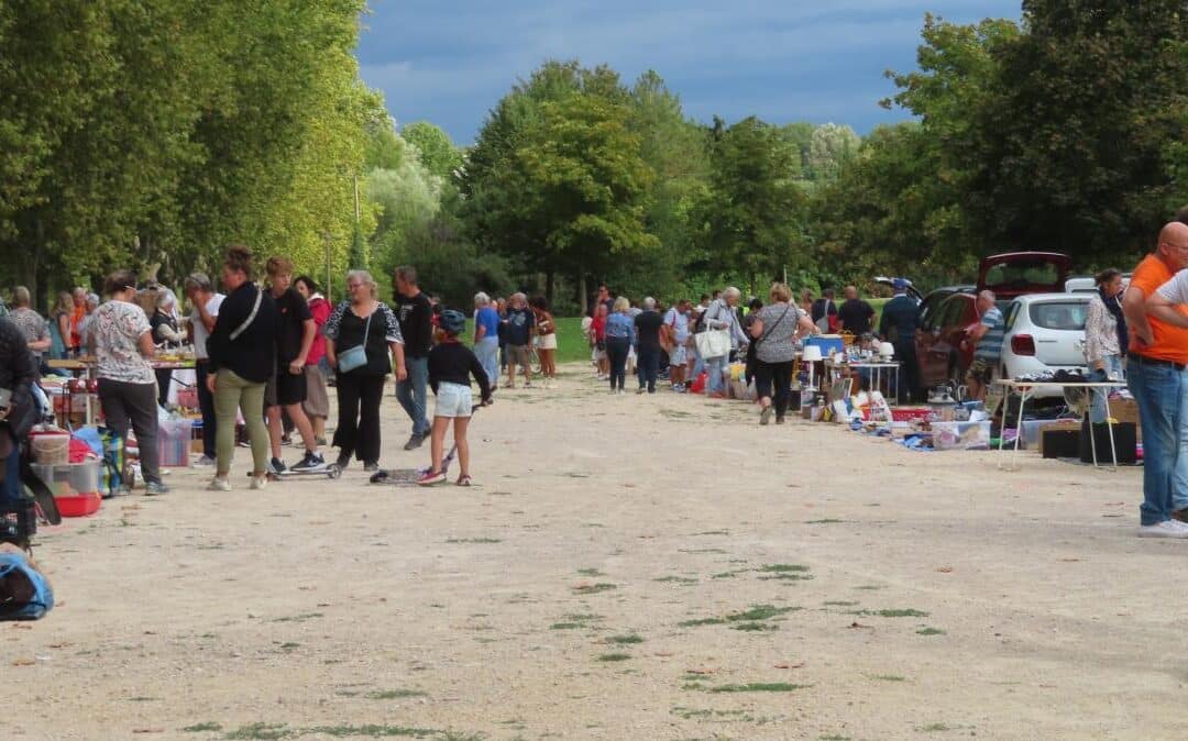 LA PLUIE S&rsquo;INVITE AU VIDE GRENIER DU CCFF