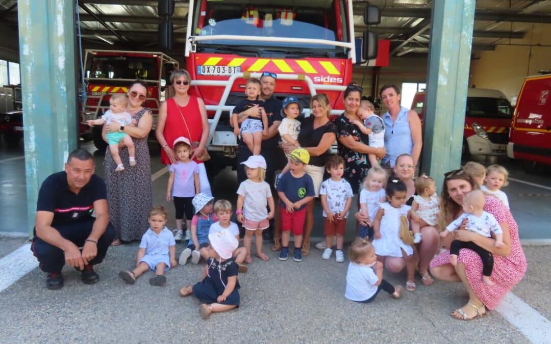 LES NOUNOUS ET LEURS TOUT PETITS EN VISITE CHEZ LES POMPIERS