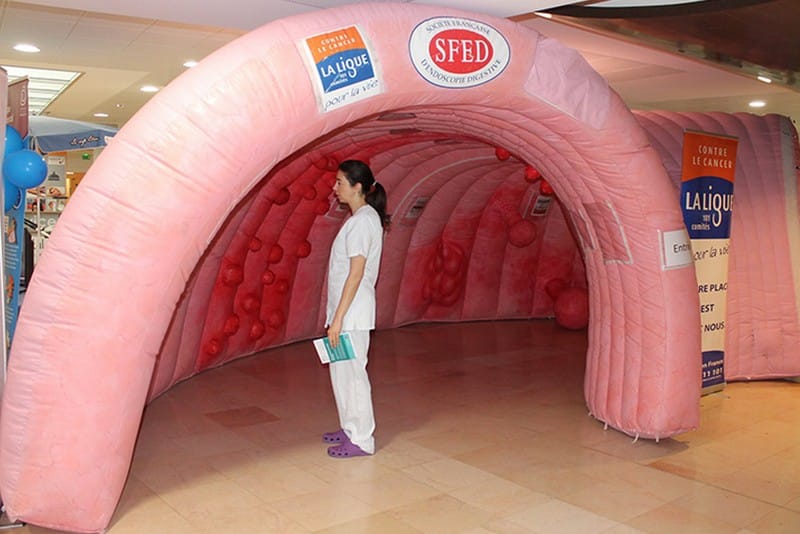 Un colon géant s’invite dans les communes pour la bonne cause