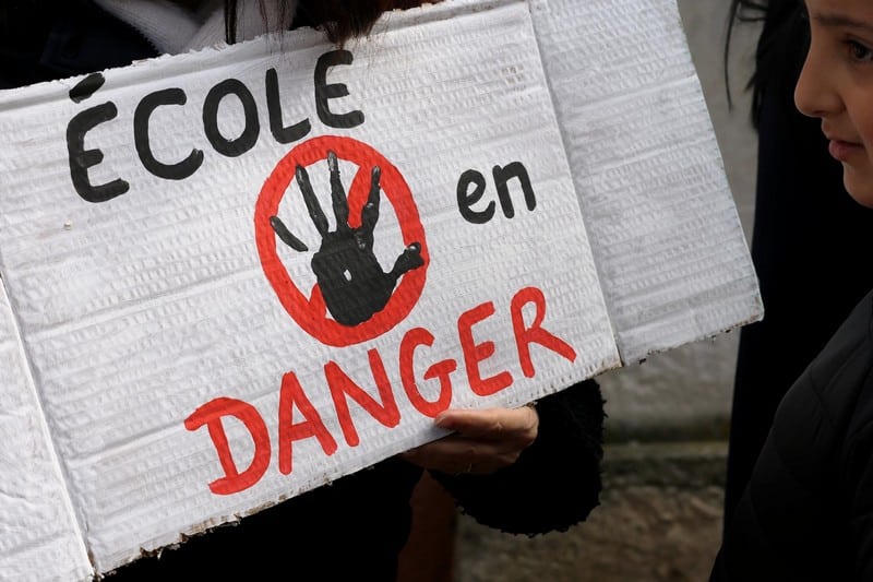Mobilisation contre la fermeture de classes devant l’école Jules Ferry
