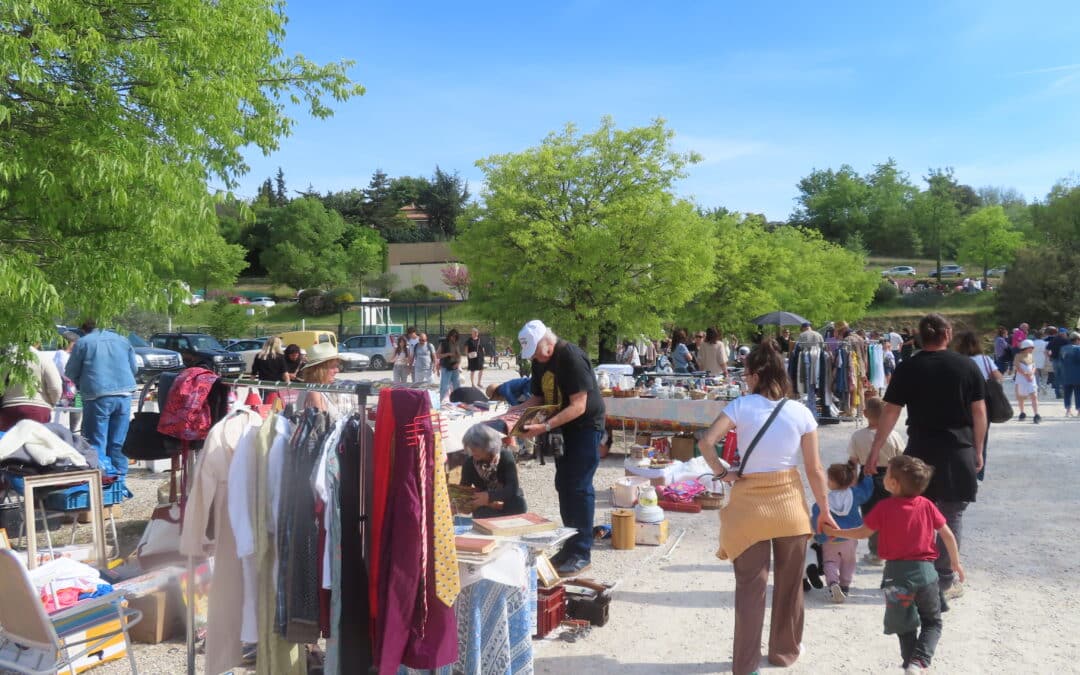 Vide grenier et vide dressing à Entrechaux