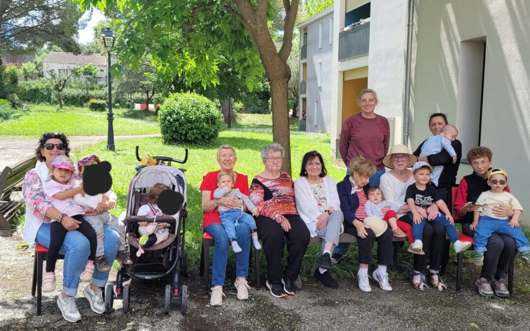 Un Pique-nique réussi entre enfants et résidents à la Séréno 