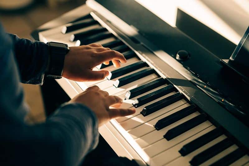 Image Pixabay piano-cinématique-jouer-du-piano-7890735